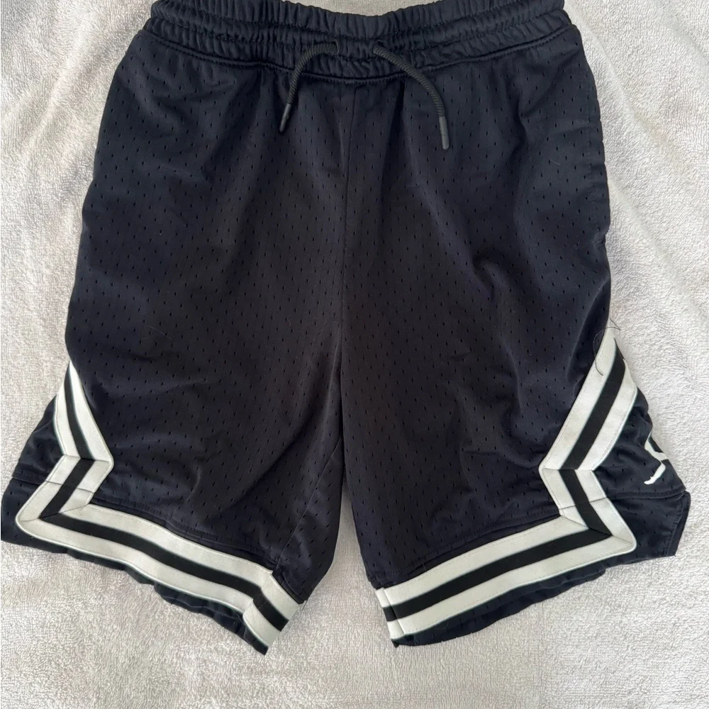 Jordan Basketball Shorts Black White Striped Mesh -  size L‎ (12/13)
